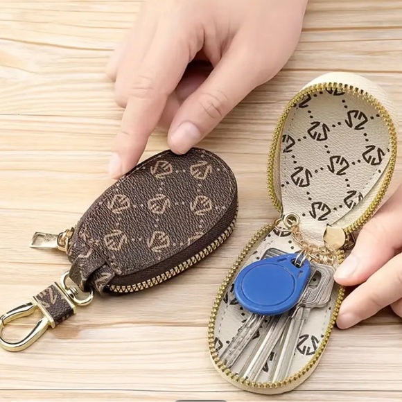 Gold/White Keychain Accessory - Picture 2 of 3